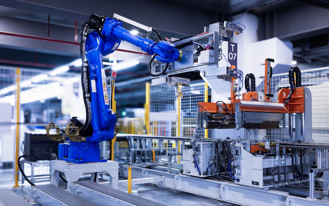 Robô industrial em fábrica automatizada